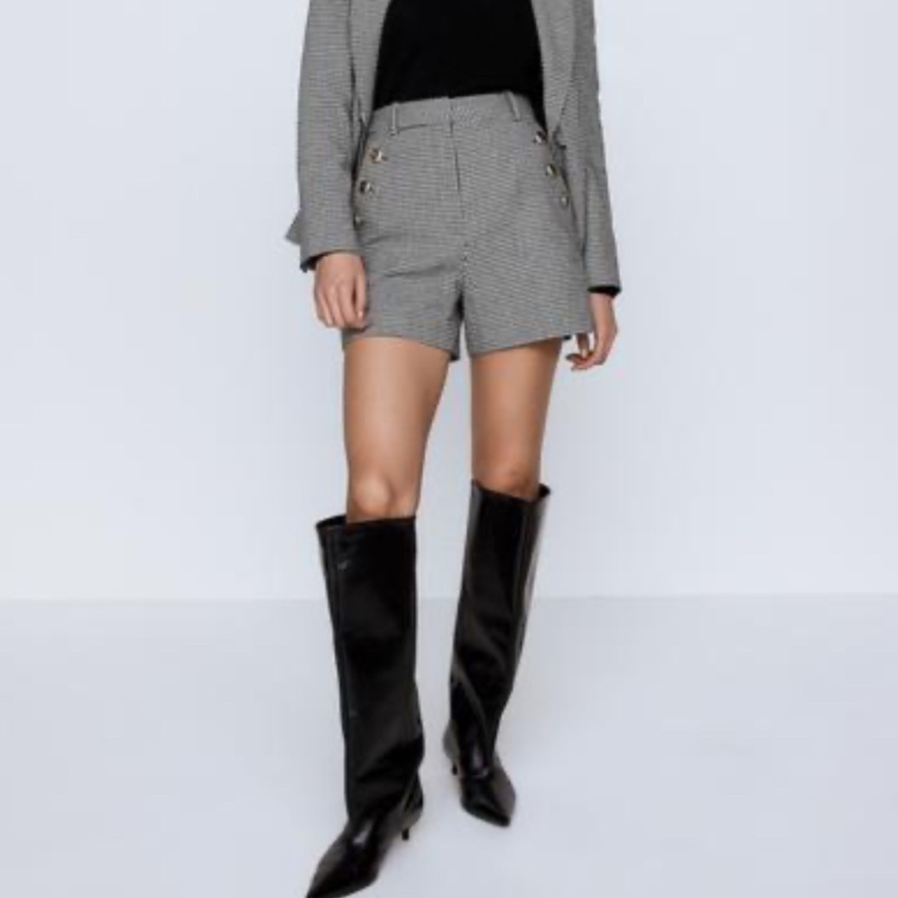 Zara Stylish Black and White Houndstooth Women's Shorts-Size Small